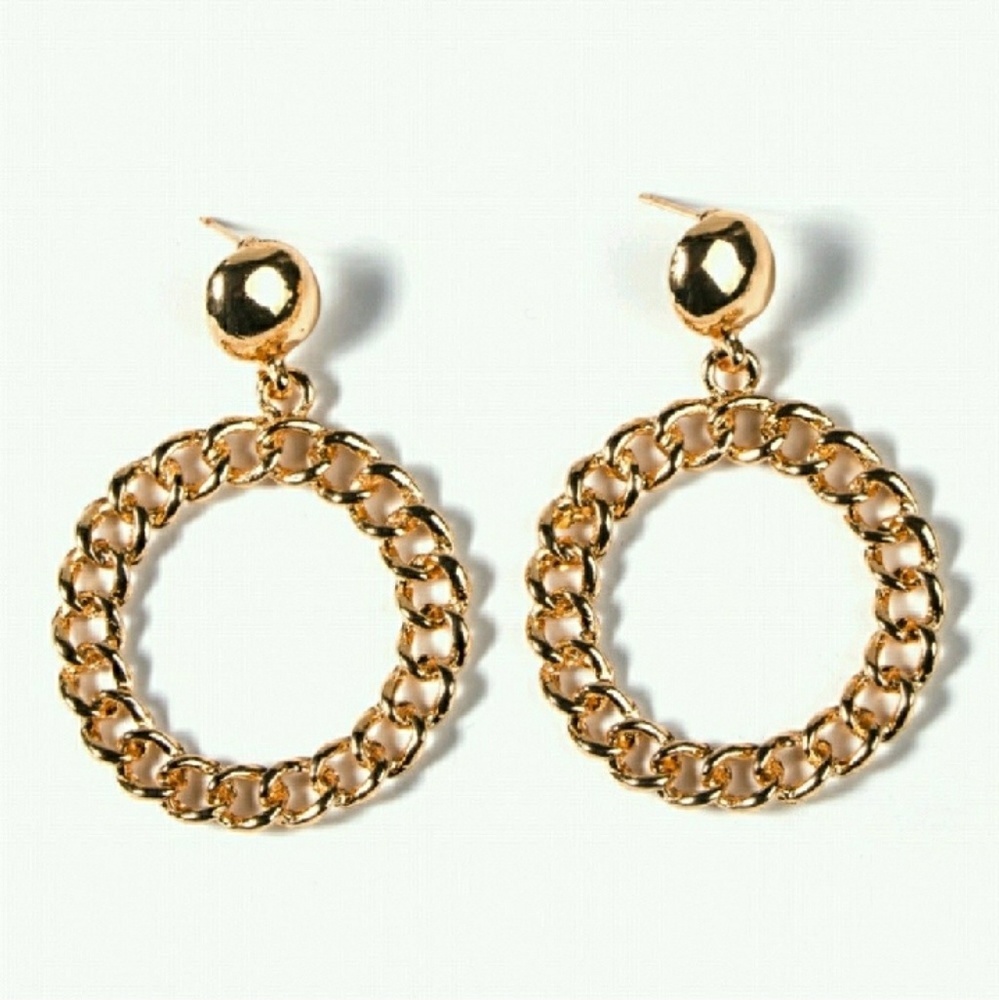 Gold chain link posts